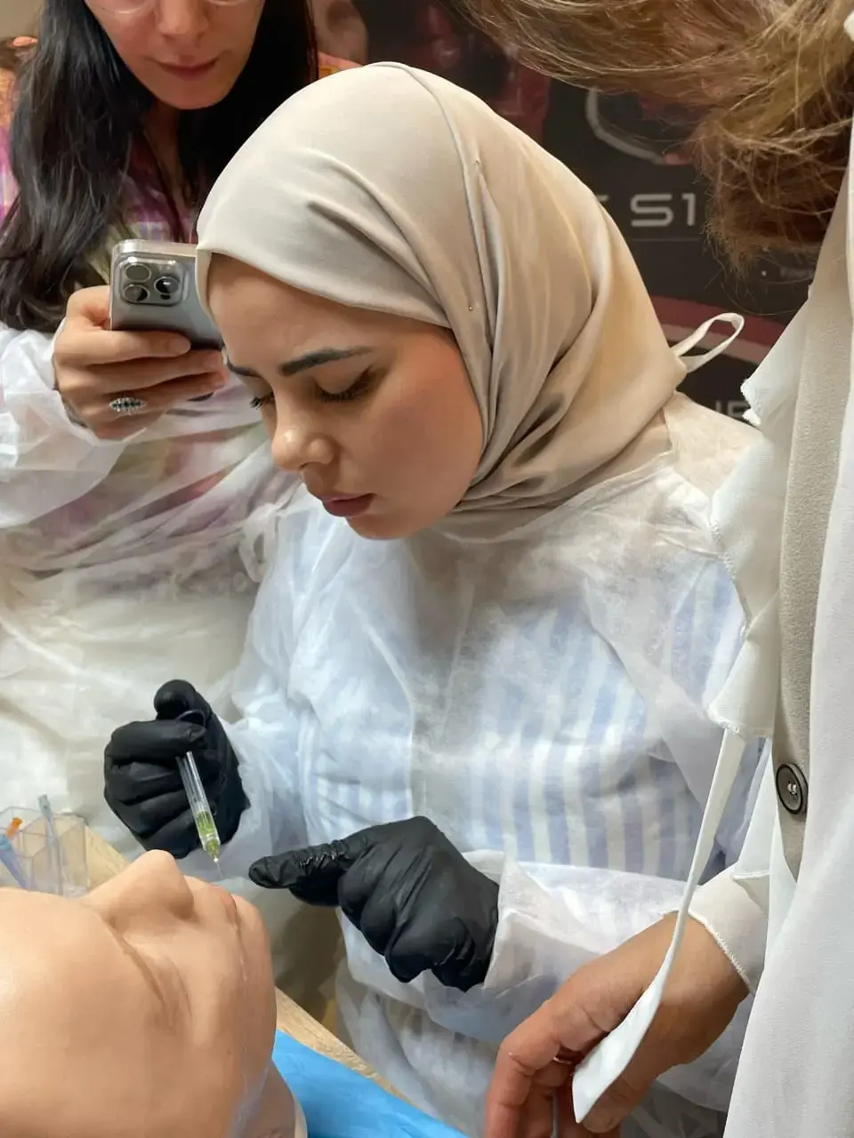 Médecin s'exerçant à l'injection de toxine botulique sur un simulateur facial haute fidélité au centre de formation ISTYA en Tunisie