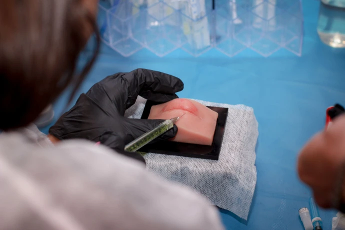 Les simulateurs éliminent les risques associés à l'injection sur des patients réels, permettant un apprentissage sûr et efficace.